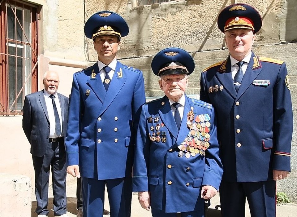 В Волгограде ветеран Георгий Роговой принимает поздравления со 100-летним юбилеем